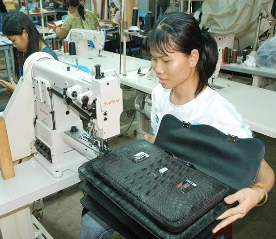 Workers make leather bags for export at a company in District 12 in Ho Chi Minh City. (Photo: SGGP)