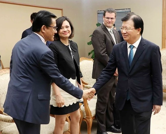 Deputy Prime Minister Trinh Dinh Dung (R) receives representatives from French enterprises (Source: VNA)
