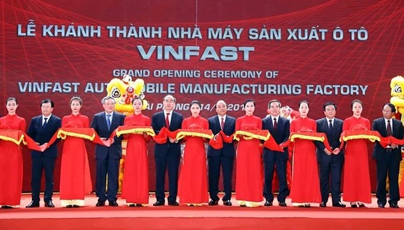 Prime Minister Nguyen Xuan Phuc (centre) and other officials cut the ribbon to inaugurate the VinFast automobile manufacturing factory on June 14 (Photo: VNA)