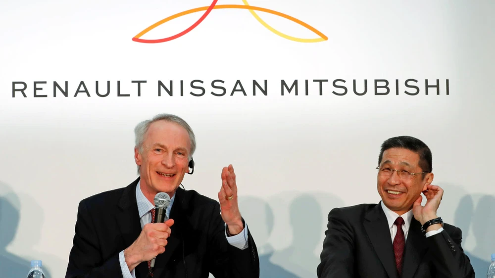 Renault Chairman Jean-Dominique Senard, left, and Nissan CEO Hiroto Saikawa at a news conference in Yokohama on March 12. © Reuters