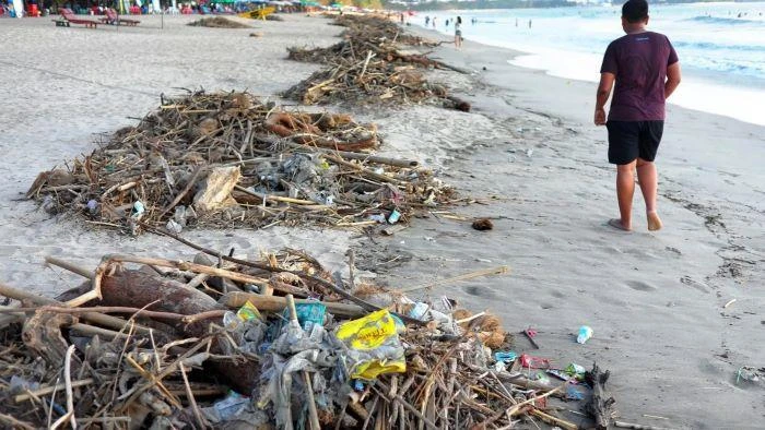 Plastic waste litters a beach in Bali: The Indonesian government will implement a trial ban on plastic bags on the island from July. JAKARTA/BANGKOK 