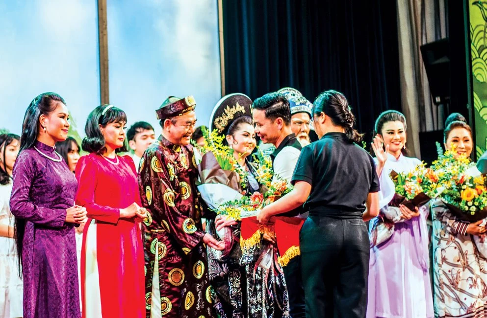 SCB representative presented flowers to artists participating in the program “Cai Luong-Hundred Years of Origin”.