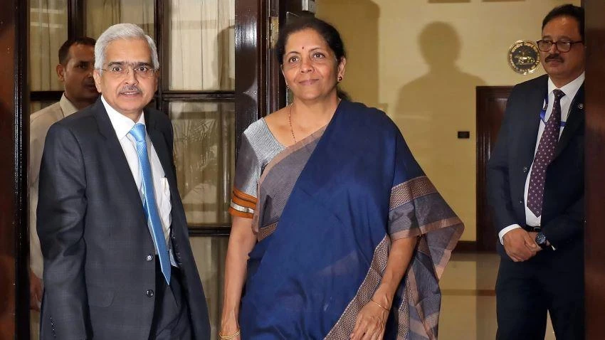 Indian Finance Minister Nirmala Sitharaman and the Reserve Bank of India Governor Shaktikanta Das at a board meeting of the central bank in New Delhi in July. © Reuters