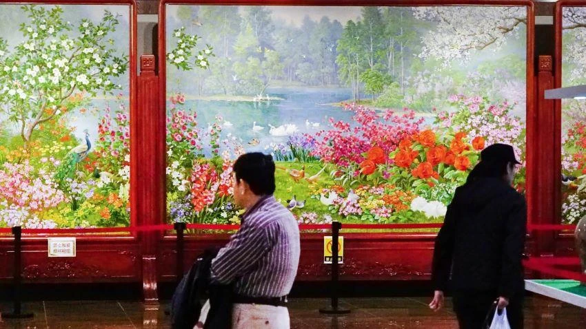 Paintings are displayed at a gallery handling North Korean art in Dandong, China. (Photo by Akira Kodaka)