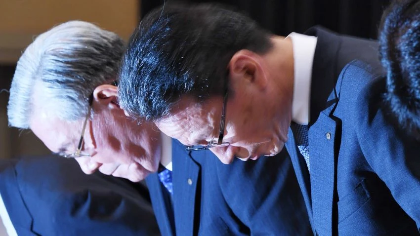 Kansai Electric Chairman Makoto Yagi, left, and President Shigeki Iwane bow at a news conference on Oct. 2. (Photo by Tomoki Mera)