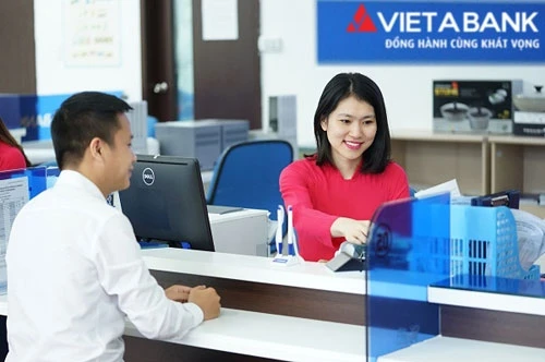Customers are being served at VietABank.