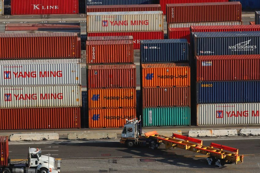 A port in Los Angeles: Washington would likely expect something in return for easing tariffs on China, such as stronger intellectual property protection for U.S. companies. © Reuters
