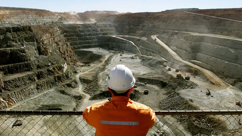 A miner looks across a mine in Kalgoorlie, located around 500 kilometers east of Perth, Australia. © Reuters