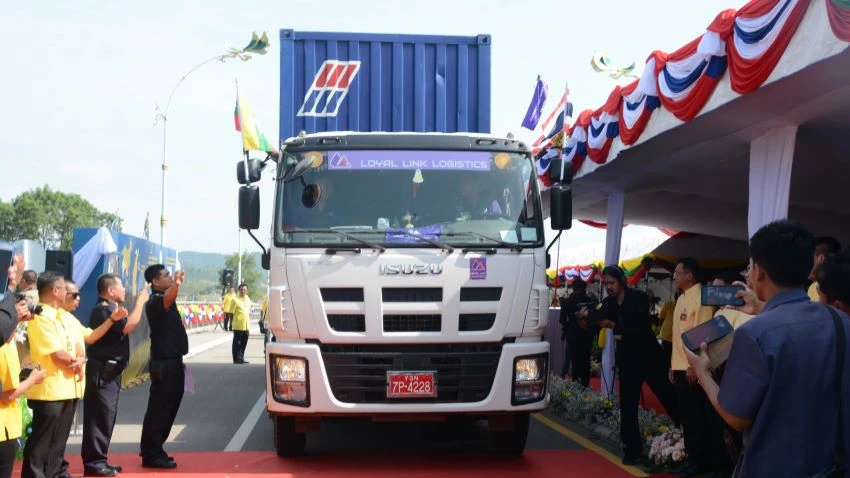 A truck is ready to test drive the newly opened second Thai-Myanmar Friendship Bridge which connects Myawaddy with Mae Sot, part of the East-West Economic Corridor. (Photo by Yuichi Nitta)