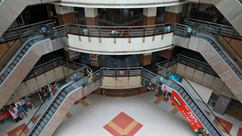 An empty shopping mall in Gurugram, pictured on Mar. 19: lockdown will ruin the income of brick-and-mortar shops which are already suffering from online competition. © Reuters