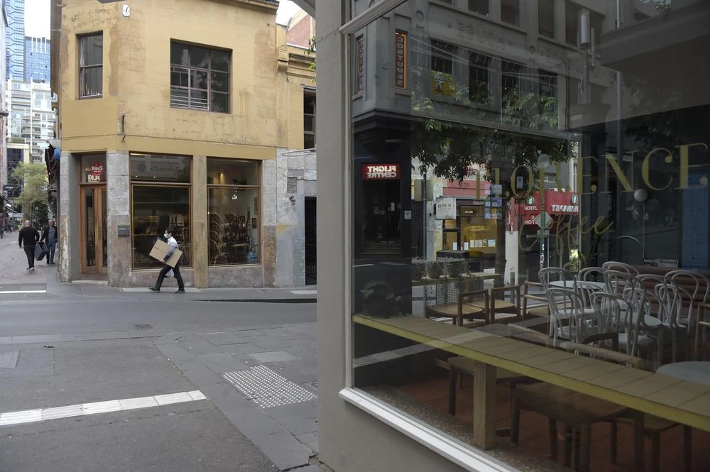 Ghế được xếp lên bàn trong một quán cà phê đóng cửa khi coronavirus hoành hành ở Melbourne vào ngày 23-3. Photo: Carla Gottgens / Bloomberg