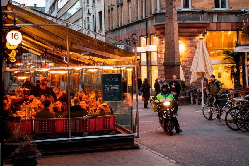 A Stockholm restaurant was filled with diners on March 27. PHOTO: JONATHAN NACKSTRAND/AGENCE FRANCE-PRESSE/GETTY IMAGES