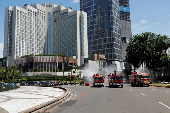 Xe phun thuốc khử trùng ở thủ đô Jakarta, Indonesia ngày 31-3 - Ảnh: REUTERS