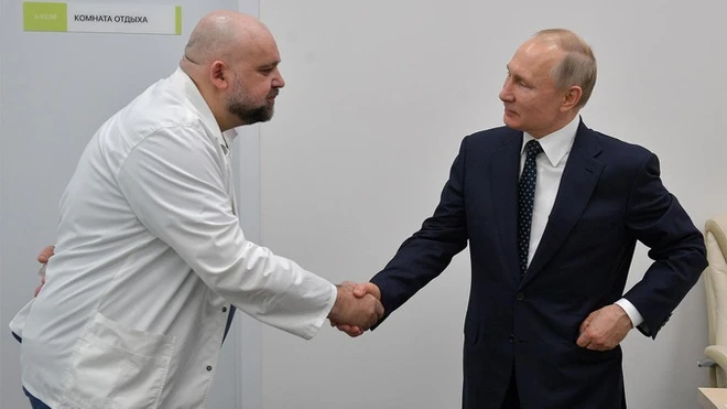 TT Putin tiep xuc gan bac si nhiem Covid-19 tu 7 ngay truoc hinh anh 1 Putin_4.jpg Tổng thống Putin tiếp xúc gần với ông Dmitry Peskov trong chuyến thăm bệnh viện hôm 24/3. Ảnh: TASS.