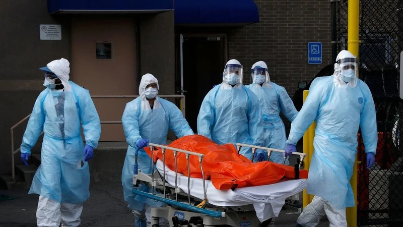 Các nhân viên y tế Mỹ đang vận chuyển thi thể một bệnh nhân mắc Covid-19 tại bang New York. Ảnh: Reuters.