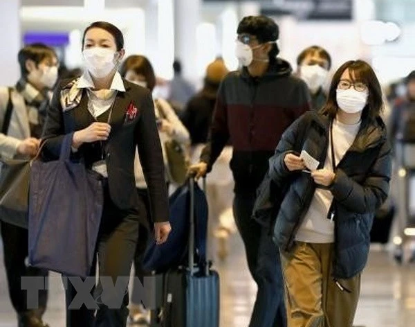 Hành khách tại sân bay Narita, gần Tokyo, Nhật Bản. (Ảnh: Kyodo/TTXVN)