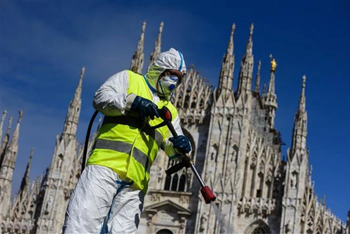 Phun thuốc khử trùng nhằm ngăn chặn sự lây lan của dịch Covid-19 tại Milan, Italia