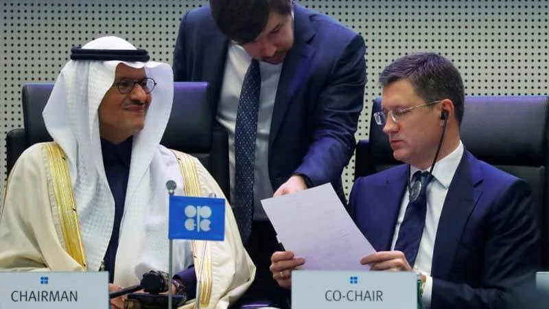 Bộ Trưởng năng lượng Saudi Arabia hoàng tử Abdulaziz bin Salman Al-Saud và Bộ Trưởng năng lượng Nga Alexander Novak trong một cuộc họp OPEC và các nước đồng minh ngoài OPEC tại Vienna, Áo hồi tháng 12/2019. (Ảnh CNBC)