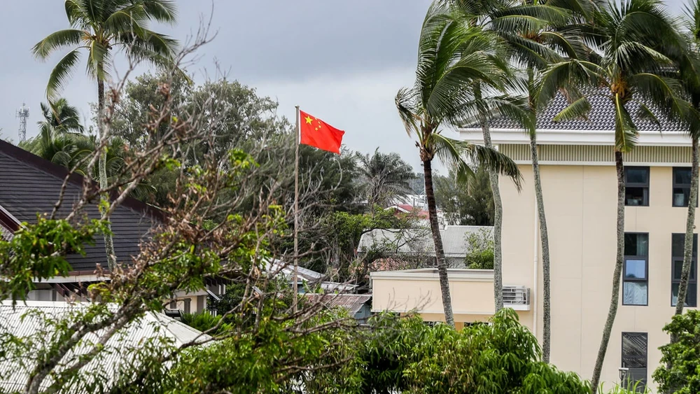 Một lá cờ Trung Quốc bay bên ngoài Đại sứ quán Trung Quốc ở Nuku'alofa, Tonga. Trung Quốc đang rót hàng tỷ đô la viện trợ và các khoản vay lãi suất thấp vào Nam Thái Bình Dương, như một phần của cuộc chiến giành quyền lực và ảnh hưởng trong khu vực. © AP
