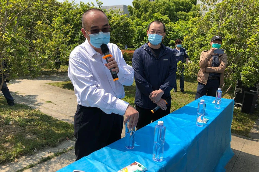 Dr. Zhang Dingyu, left, spoke Thursday in Wuhan about his hospital’s experience with hundreds of coronavirus cases. PHOTO: QIANWEI ZHANG/THE WALL STREET JOURNAL