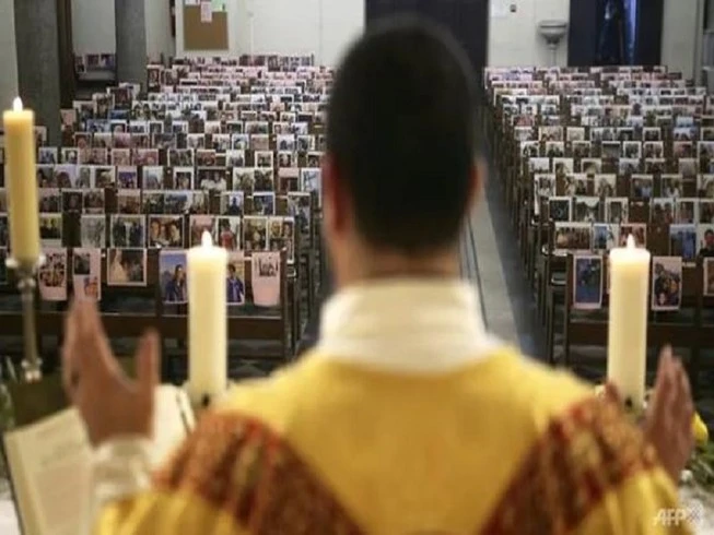 Các nhà thờ tổ chức Lễ Phục Sinh vắng người tham dự hay qua hình thức trực tuyến. Ảnh: AFP