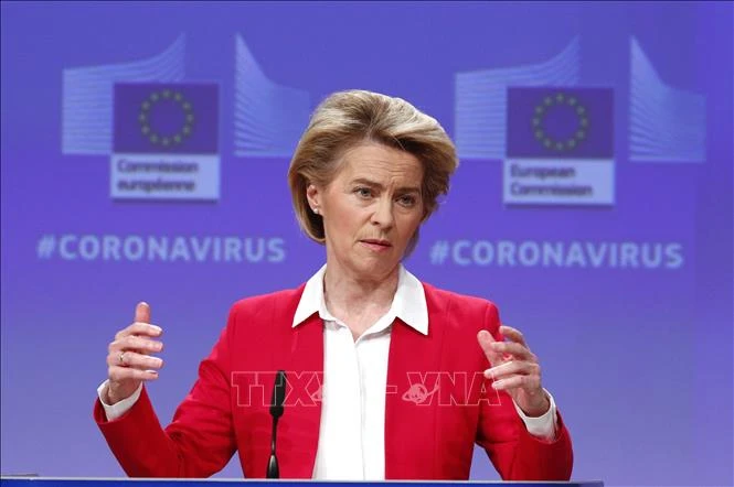 Chủ tịch Ủy ban châu Âu (EC) Ursula von der Leyen trong cuộc họp báo về nỗ lực cứu vãn nền kinh tế của liên minh châu Âu trước ảnh hưởng dịch COVID-19, tại Brussels, Bỉ ngày 2/4/2020. Ảnh: AFP/TTXVN