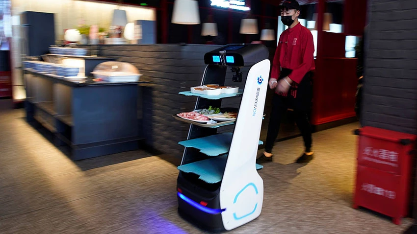 A robot delivers food to diners at a restaurant, following an outbreak of the novel coronavirus disease, in Shanghai. © Reuters