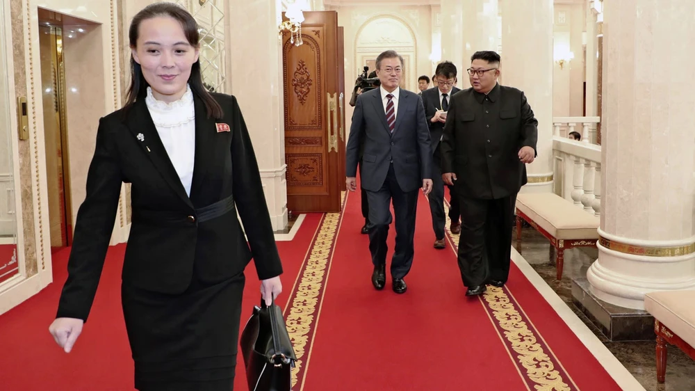 Sự nổi tiếng ngày càng tăng của Kim Yo Jong, trái, đã khiến cô được coi là ứng cử viên có khả năng kế nhiệm anh trai Kim Jong Un, phải, với tư cách là nhà lãnh đạo của Triều Tiên. © AP