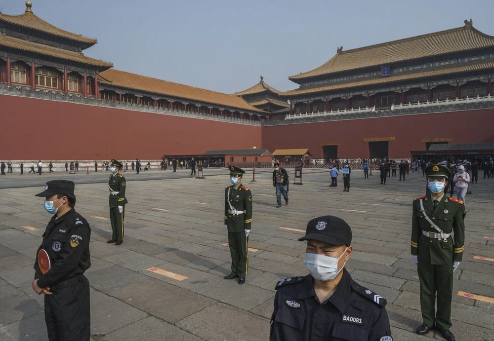 Lực lượng an ninh Trung Quốc làm nhiệm vụ tại khu Tử Cấm Thành khi khu vực này được mở cửa trở lại từ ngày 1/5. Ảnh: Getty Images