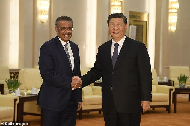 Chủ tịch Trung Quốc Tập Cận Bình (phải) bắt tay Tổng Giám đốc Tổ chức Y tế Thế giới Tedros Adhanom (trái).