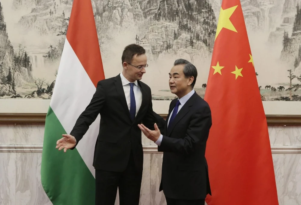 Cuộc gặp mặt giữa Bộ trưởng Ngoại giao Trung Quốc Wang Yi và Bộ trưởng Ngoại giao Hungary Peter Szijjarto vào năm 2019