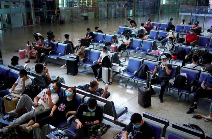 Các hành khách chờ tàu ở nhà ga Vũ Hán, Trung Quốc đều đeo khẩu trang (Ảnh Reuters)