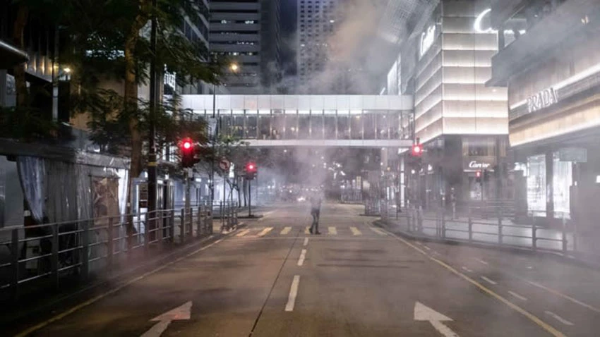 Một con đường trống trên khu mua sắm của Hồng Kông được bao phủ bởi hơi cay, hình ảnh vào tháng 11 năm 2019. © LightRocket / Getty Images