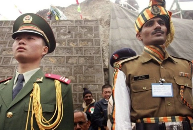 Lính biên phòng Trung Quốc và Ấn Độ trên biên giới giữa hai nước