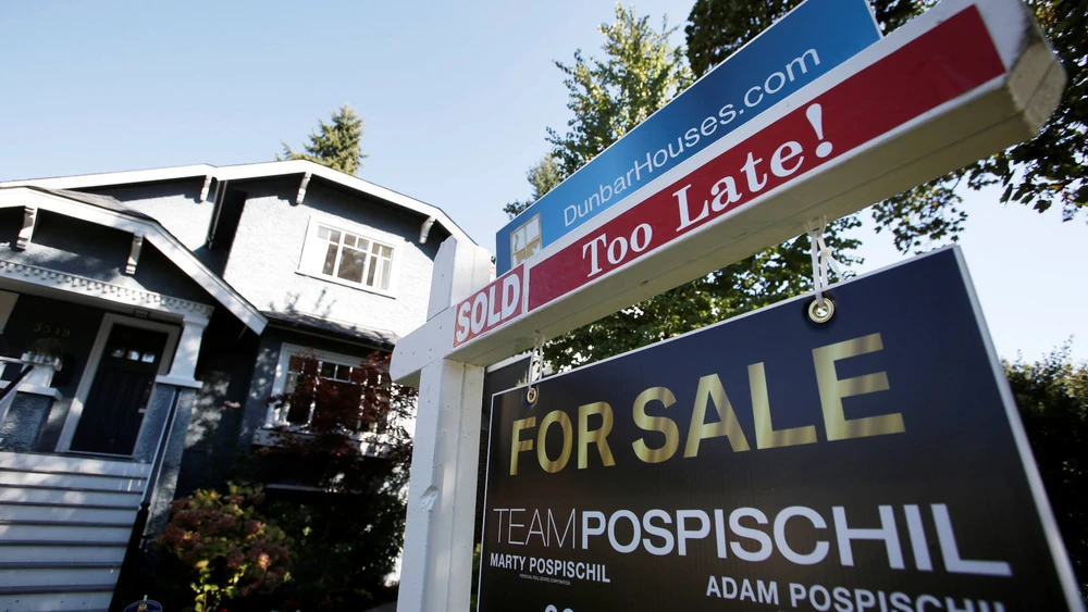 Một bảng hiệu rao bán trước một ngôi nhà ở Vancouver, British Columbia, Canada. Sự quan tâm đến bất động sản ở nước ngoài đang tăng lên trong số những người Trung Quốc giàu có. © Reuters