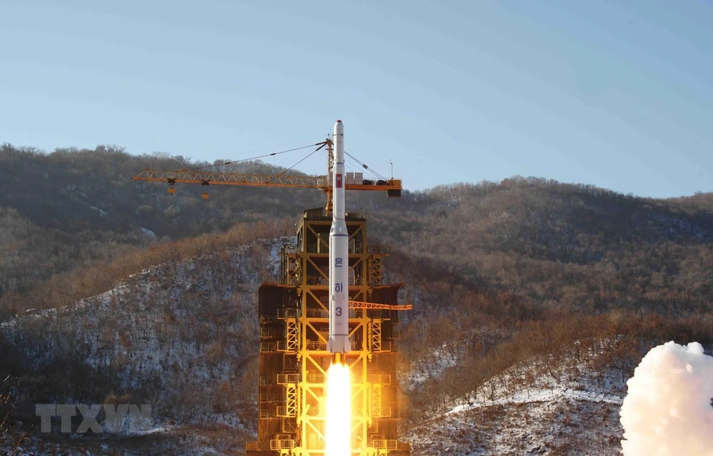 Tên lửa tầm xa Unha-3 rời bệ phóng tại Dongchang-ri, Tây Bắc Triều Tiên tháng 12/2012. Ảnh minh họa. (Nguồn: YONHAP/TTXVN)