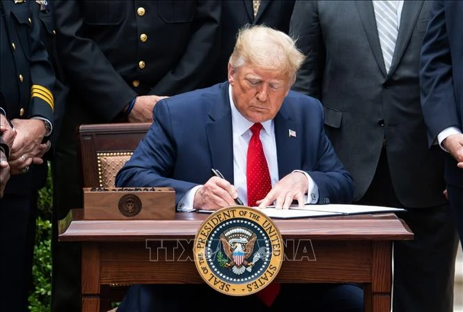 Tổng thống Mỹ Donald Trump ký sắc lệnh cải tổ cảnh sát tại Washington DC., ngày 16/6/2020. Ảnh: AFP/TTXVN