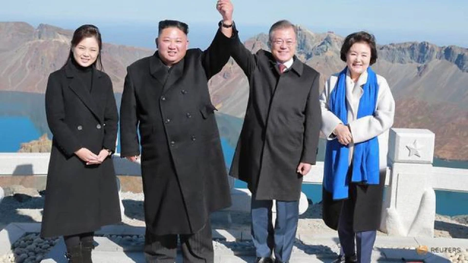 Tổng thống Hàn Quốc Moon Jae-in và nhà lãnh đạo Triều Tiên Kim Jong-un cùng hai phu nhân leo núi sau hội nghị thượng đỉnh liên triều lần 3 ở Bình Nhưỡng. (Nguồn: Reuters)