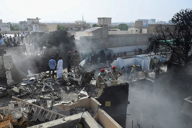 Hiện trường vụ rơi máy bay ở Karachi. (Ảnh: AFP/TTXVN)