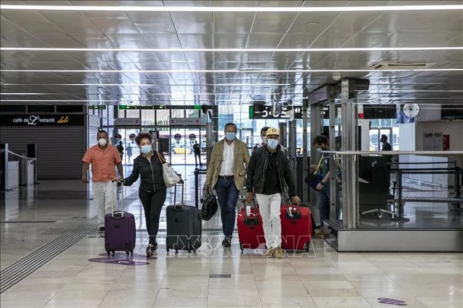 Hành khách tại một nhà ga ở Barcelona, Tây Ban Nha ngày 19/6/2020. Ảnh: THX/TTXVN