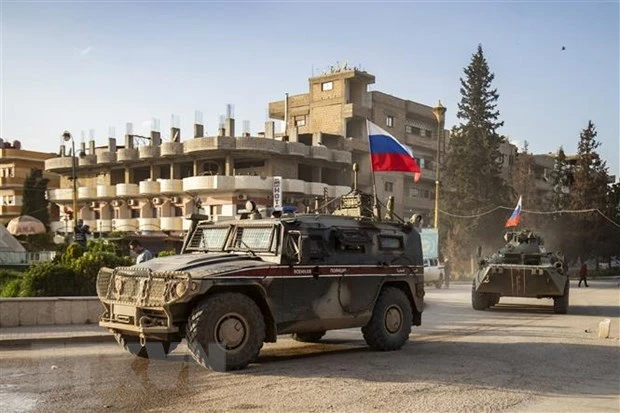 Xe quân sự Nga tham gia chiến dịch tuần tra chung tại khu vực biên giới giữa Syria với Thổ Nhĩ Kỳ, gần sân bay Qamishli, miền Bắc Syria ngày 9/4. (Ảnh: AFP/TTXVN)