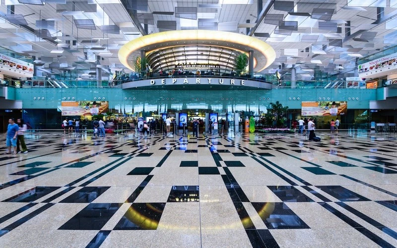 Sân bay Singapore lắp nhà vệ sinh không tiếp xúc và dùng robot vệ sinh để chống Covid-19