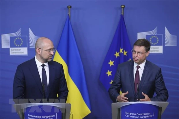 Thủ tướng Ukraine Denys Shmyhal (trái) và Ủy viên châu Âu phụ trách kinh tế Valdis Dombrovskis sau khi ký thỏa thuận hỗ trợ tài chính vĩ mô ở Brussels, Bỉ ngày 23/7/2020. (Ảnh: AFP/TTXVN)