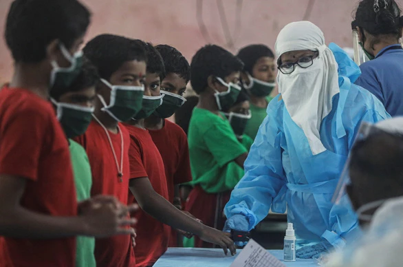 Nhân viên y tế kiểm tra sức khỏe những đứa trẻ ở trại trẻ tại Mumbai, Ấn Độ ngày 28-7-2020 - Ảnh: REUTERS