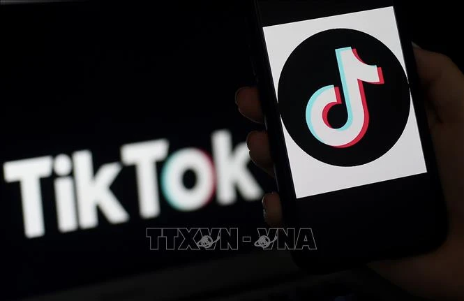 Biểu tượng TikTok trên màn hình điện thoại di động ở Arlington, Virginia, ngày 13/4/2020. Ảnh: AFP/TTXVN