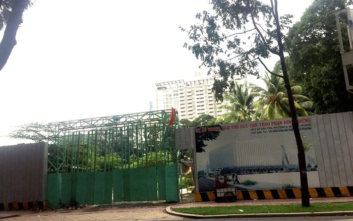 Phan Dinh Phung Sports Center has been shelved for last ten years due to dispute with investor. 