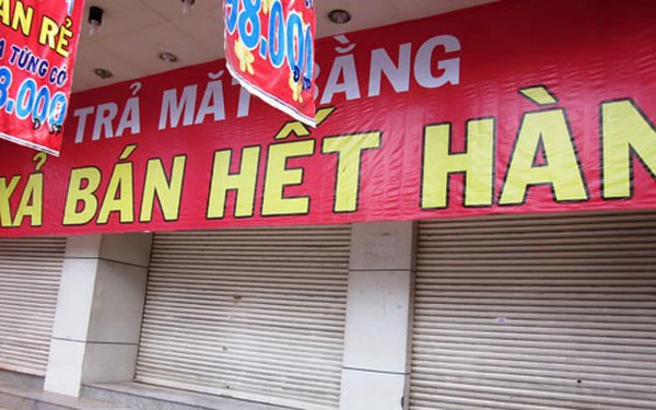Many shops in HCMC were closed due to the impact of Covid-19 and could not compete with online purchases, causing a heavy budget loss.