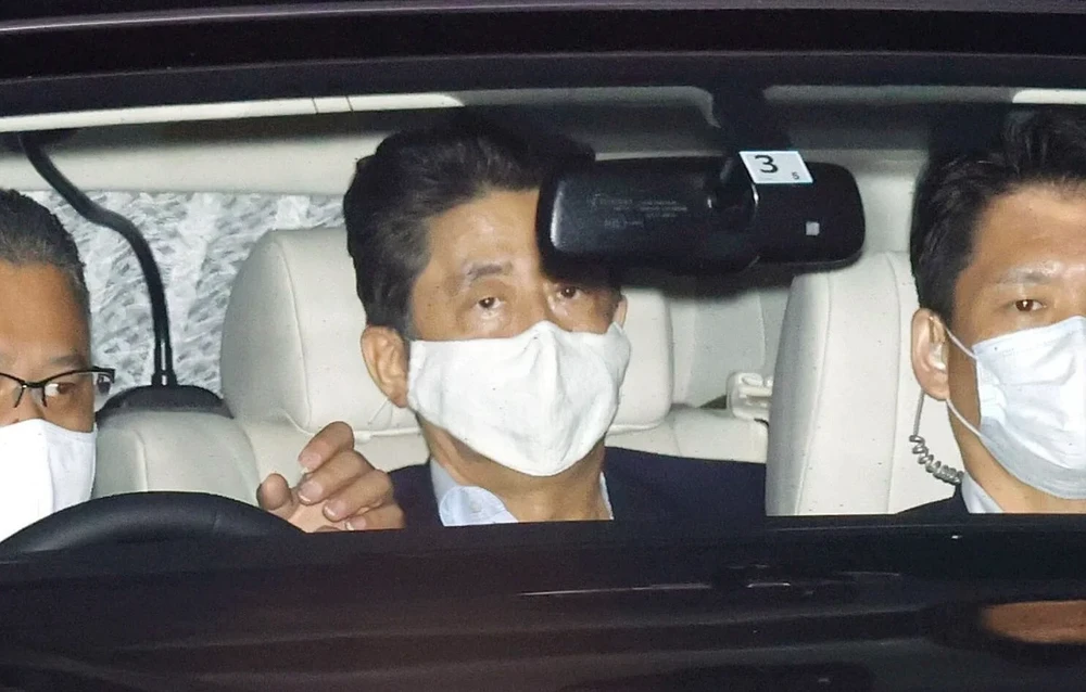 Thủ tướng Nhật Bản Shinzo Abe, đứng giữa, rời Bệnh viện Đại học Keio ở Tokyo hôm thứ Hai trong bối cảnh có nhiều đồn đoán về sức khỏe của ông. Ảnh: Kyodo