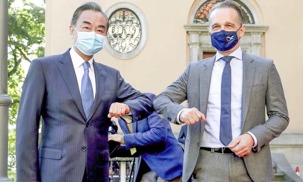Ngoại trưởng Trung Quốc Vương Nghị (trái) chạm cùi chỏ với Ngoại trưởng Đức Heiko Maas khi hai người gặp nhau tại Berlin, Đức hôm 01-09 trong khuôn khổ chuyến thăm châu Âu. Ảnh: AFP