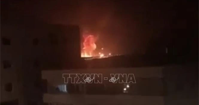 Khói lửa bốc lên sau vụ nổ tại kho vũ khí của quân đội ở thành phố Zarqa, Jordan sáng 11/9/2020. Ảnh: Arab News/TTXVN
